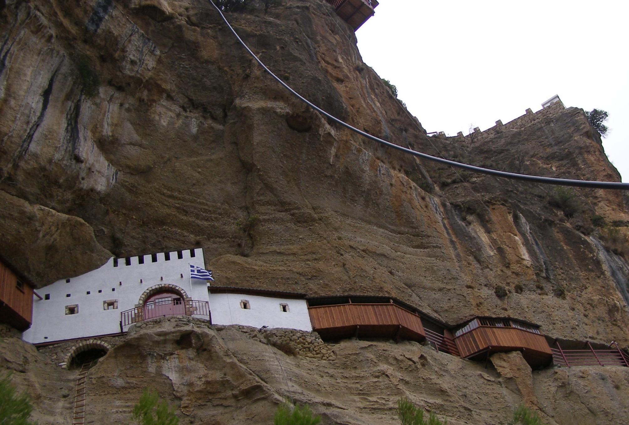 Παναγιά Καταφυγιώτισσα: Η άγνωστη εκκλησία της Κορινθίας που είναι σφηνωμένη στα βράχια