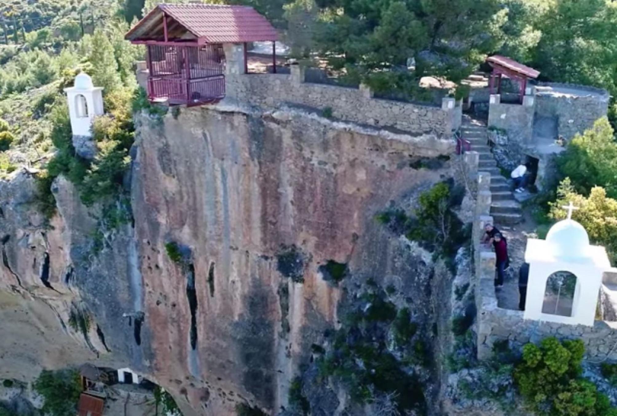 Παναγιά Καταφυγιώτισσα: Η άγνωστη εκκλησία της Κορινθίας που είναι σφηνωμένη στα βράχια