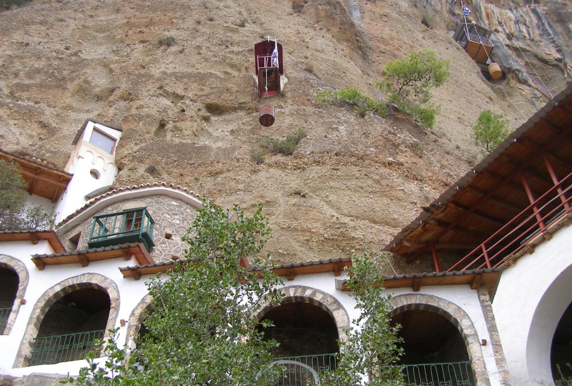 Παναγιά Καταφυγιώτισσα: Η άγνωστη εκκλησία της Κορινθίας που είναι σφηνωμένη στα βράχια