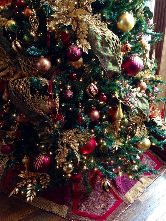 κόκκινο Βουργουνδίας-στη-Χριστουγεννιάτικη διακόσμηση-τάσεις 2023 2024-Χριστουγεννιάτικες τάσεις-
