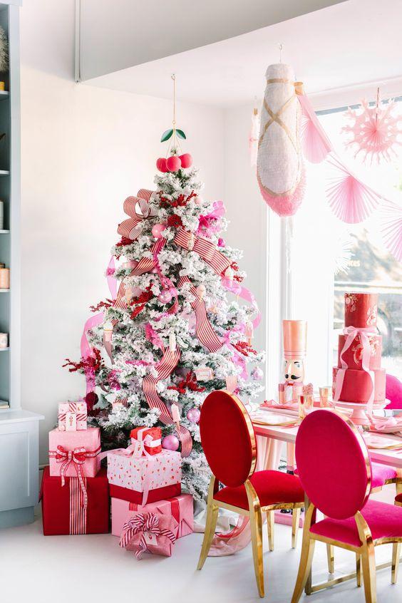 ροζ-στη-Χριστουγεννιάτικη διακόσμηση-τάσεις 2023 2024-Χριστουγεννιάτικες τάσεις-