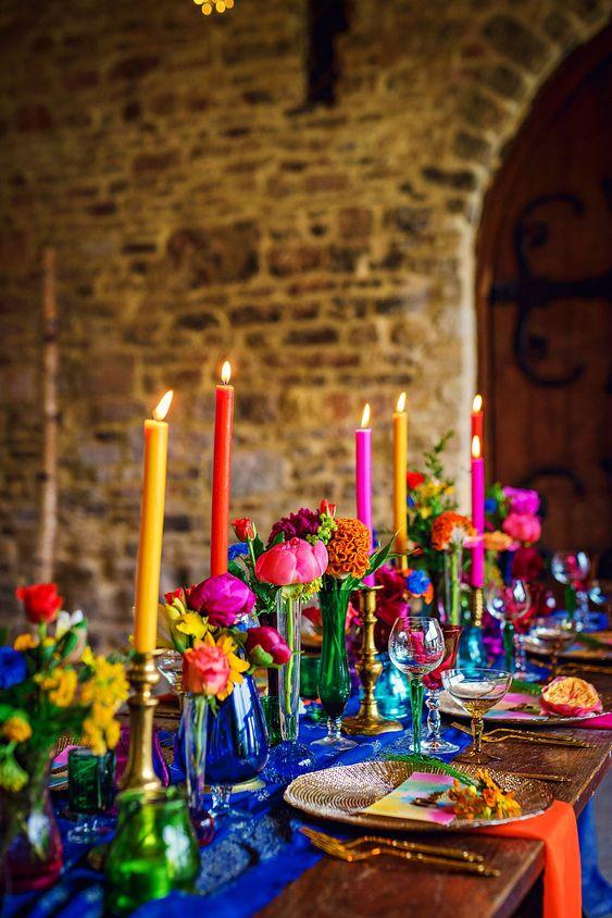 χρωματιστή διακόσμηση-στη-Χριστουγεννιάτικη διακόσμηση-τάσεις 2023 2024-Χριστουγεννιάτικες τάσεις-