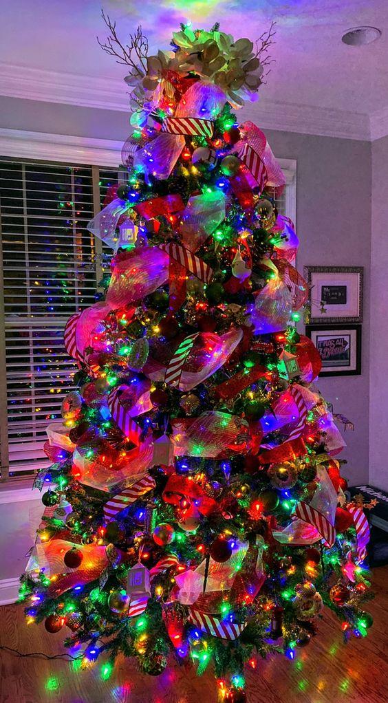 χρωματιστή διακόσμηση-στη-Χριστουγεννιάτικη διακόσμηση-τάσεις 2023 2024-Χριστουγεννιάτικες τάσεις-