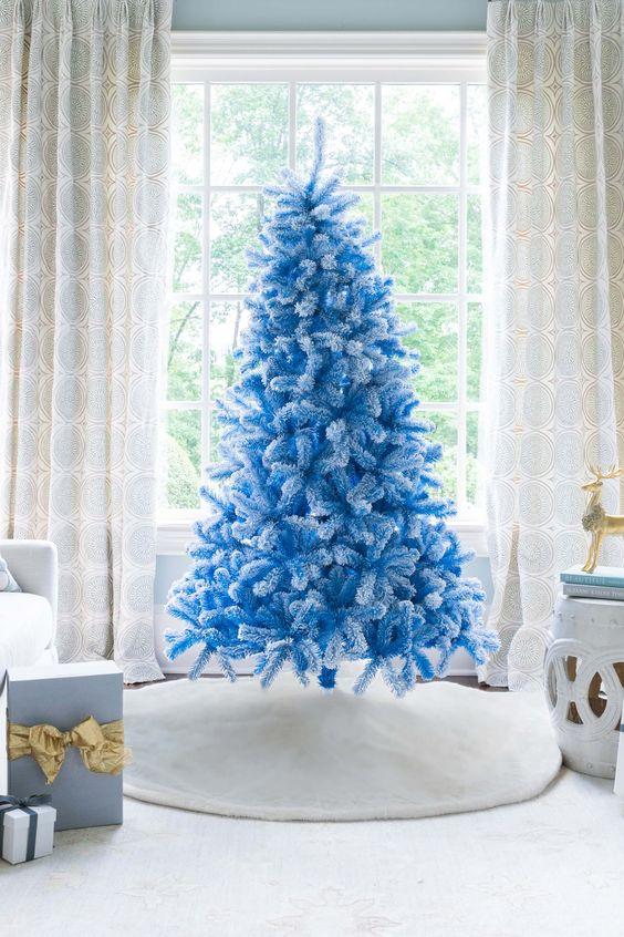 ψυχρό μπλε-στη-Χριστουγεννιάτικη διακόσμηση-τάσεις 2023 2024-Χριστουγεννιάτικες τάσεις-