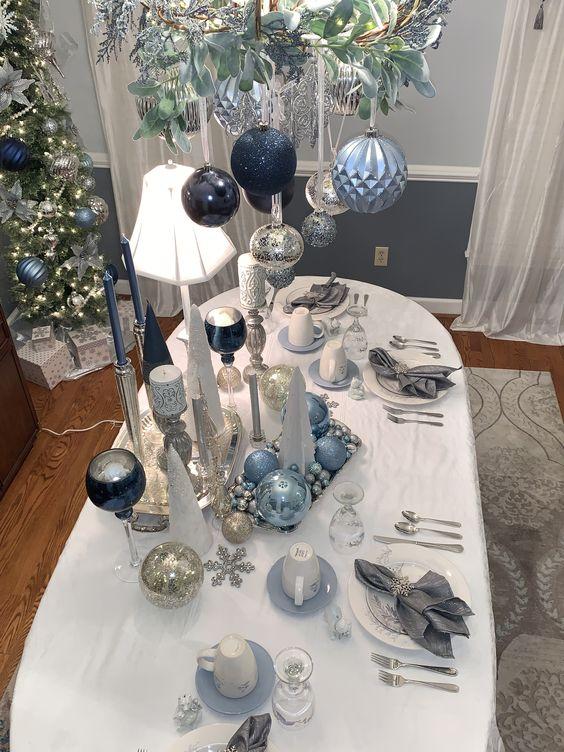 ψυχρό μπλε-στη-Χριστουγεννιάτικη διακόσμηση-τάσεις 2023 2024-Χριστουγεννιάτικες τάσεις-
