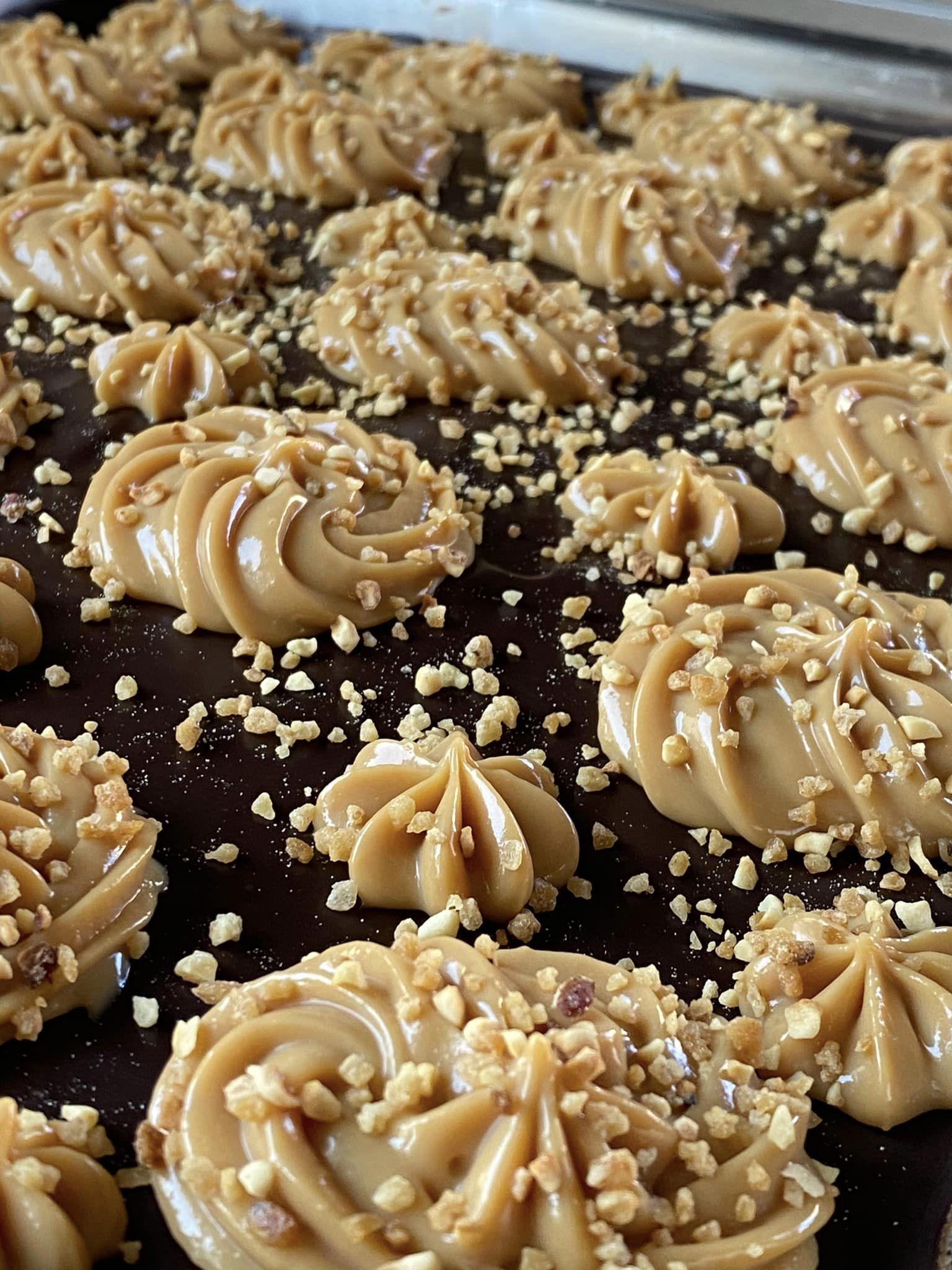 πάστα-ταψιού-με-καραμελωμένο ζαχαρούχο-συνταγή-