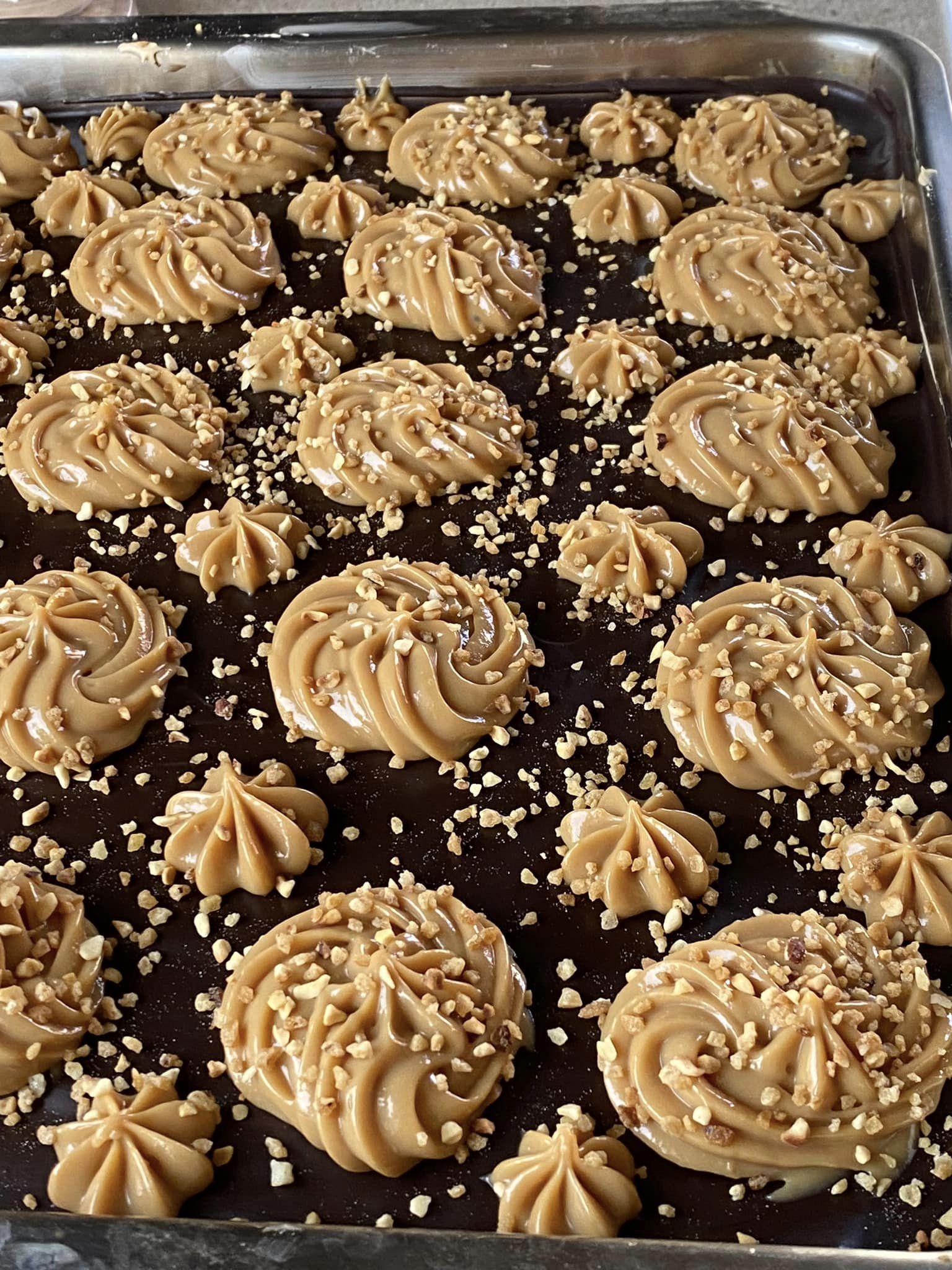 πάστα-ταψιού-με-καραμελωμένο ζαχαρούχο-συνταγή-