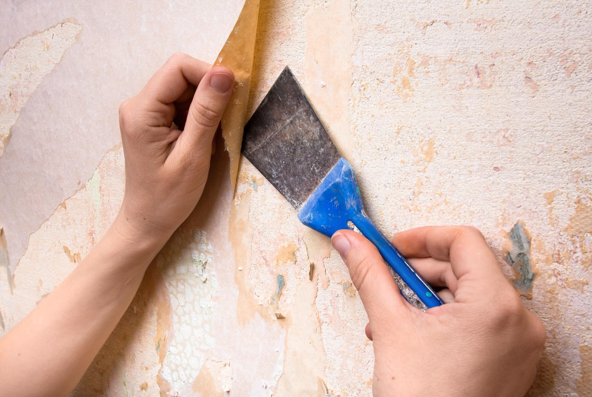 Σκισίματα κιτρινίλες και κολλημένη σκόνη στην ταπετσαρία: Αφαιρέστε την χωρίς κόστος ευκολά και σε χρόνο μηδέν