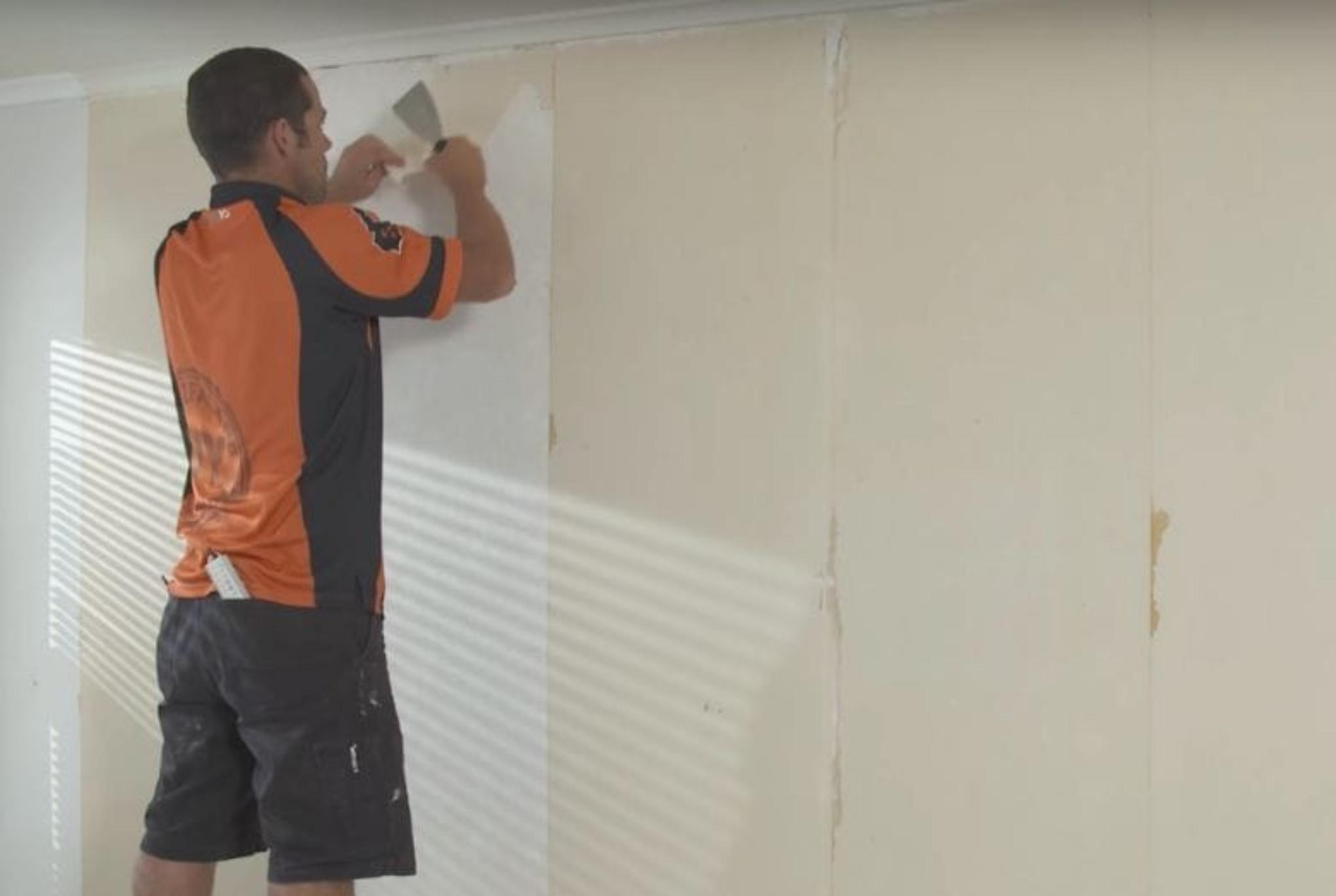 Σκισίματα κιτρινίλες και κολλημένη σκόνη στην ταπετσαρία: Αφαιρέστε την χωρίς κόστος ευκολά και σε χρόνο μηδέν