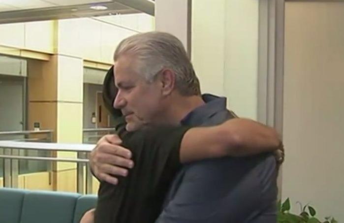 Συγκλονιστική ιστορία : Η μαμά του τον πέταξε σε ένα σκουπιδοτενεκέ όταν ήταν μωρό. Σήμερα συναντά τον άνθρωπο που τον έσωσε