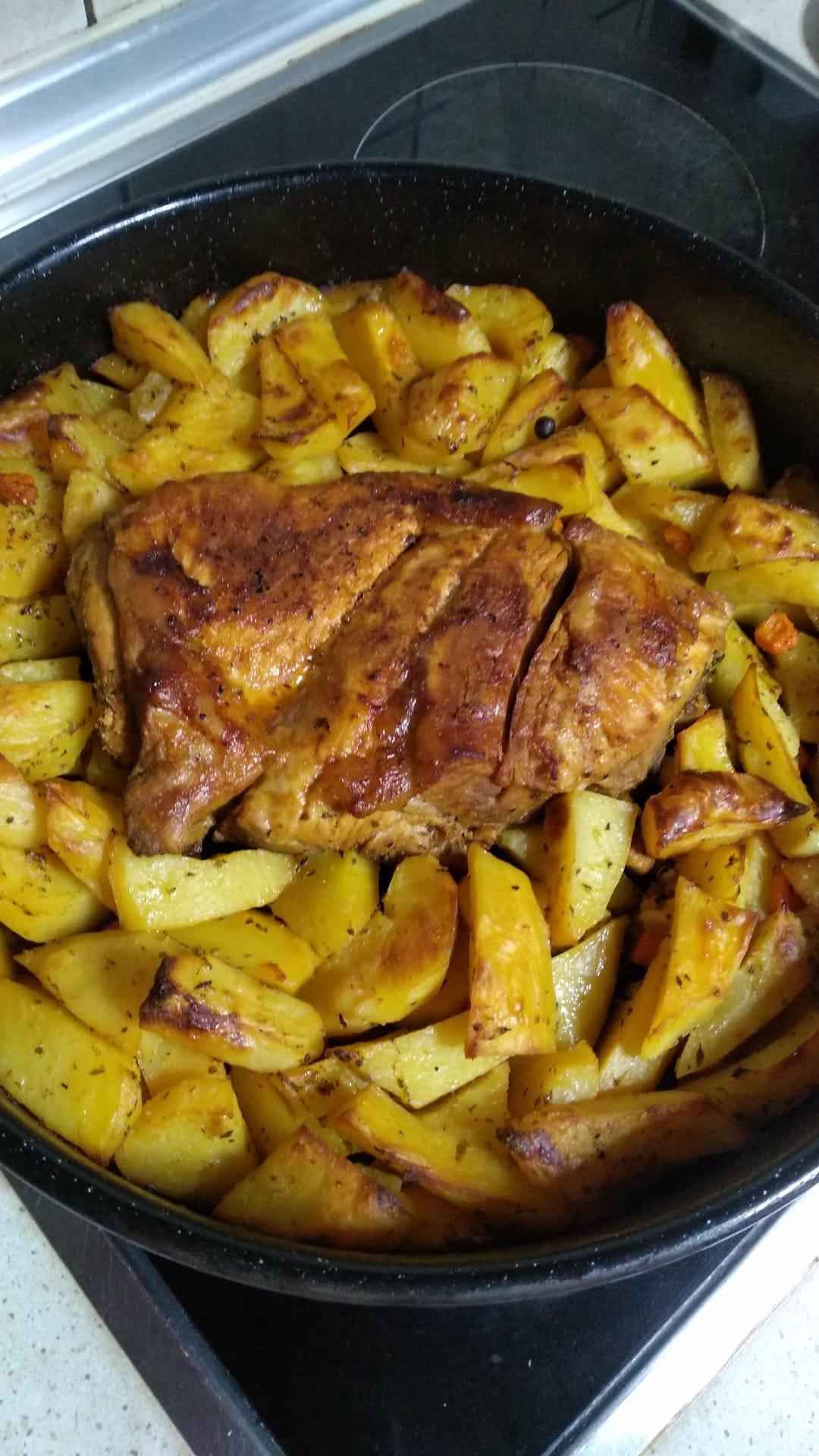 χοιρινή-σπάλα-με-πατάτες-φούρνου-χριστουγεννιάτικο μενού-συνταγή-