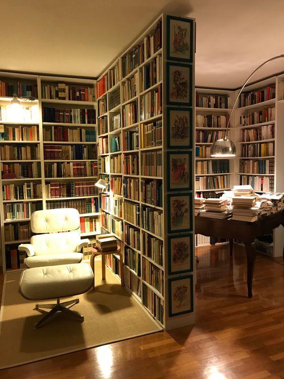 Χριστόφορος Παπακαλιάτης : Η βιβλιοθήκη του είναι το νέο Trend του Χειμώνα στην διακόσμηση σπιτιού