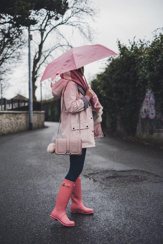 ροζ-γαλότσες-με-ροζ-πανωφόρι-ομπρέλα-και-αξεσουάρ-ιδέες-