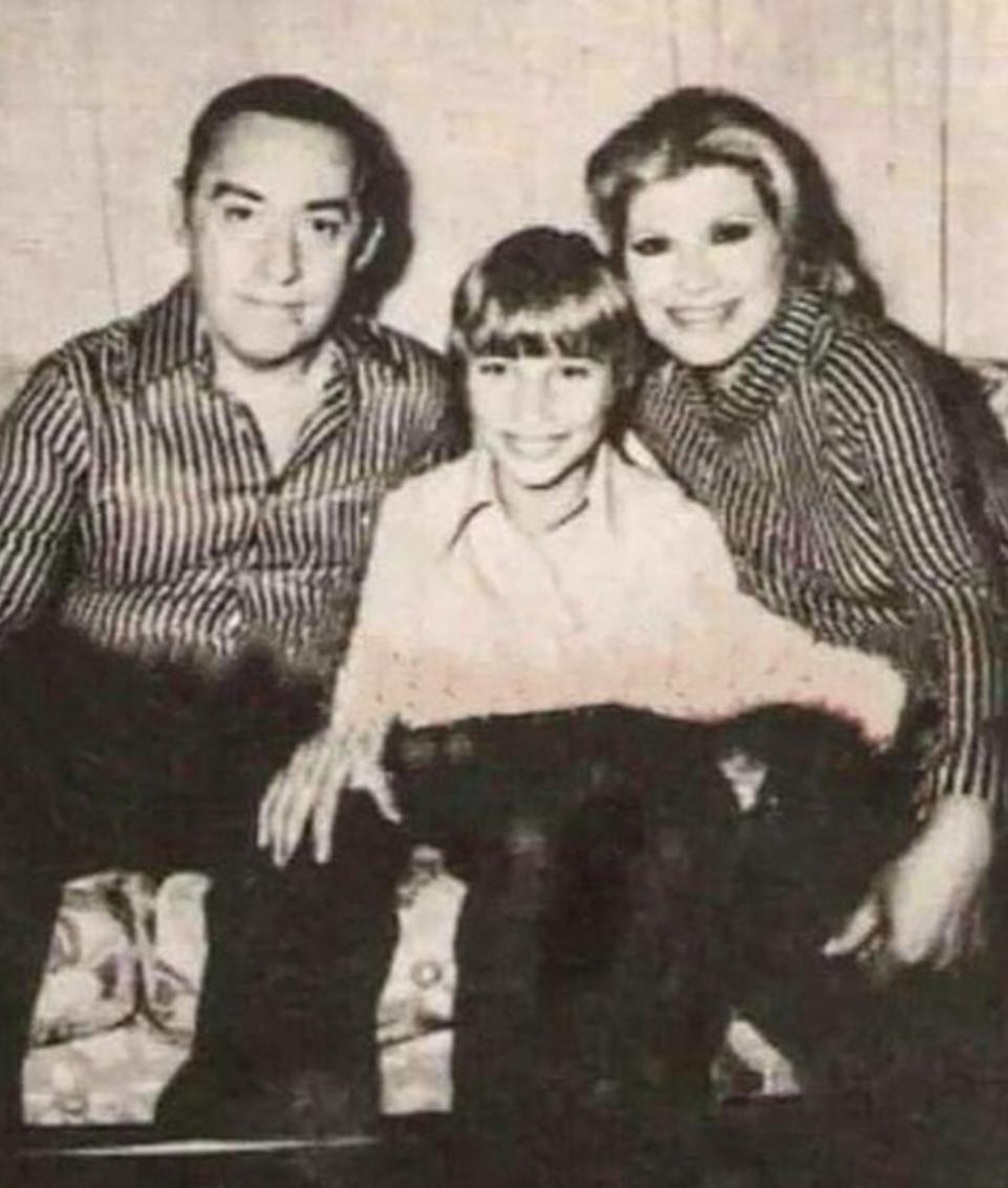 Ποτέ δεν τον είδα κοντό. Ήταν τόσο ψηλός σε αισθήματα” : Το ψεύτικο όνομα, ο γάμος με τον “κοντό” αστέρα του σινεμά, οι δηλώσεις για το ύψος του άντρα της και ο γιος τους