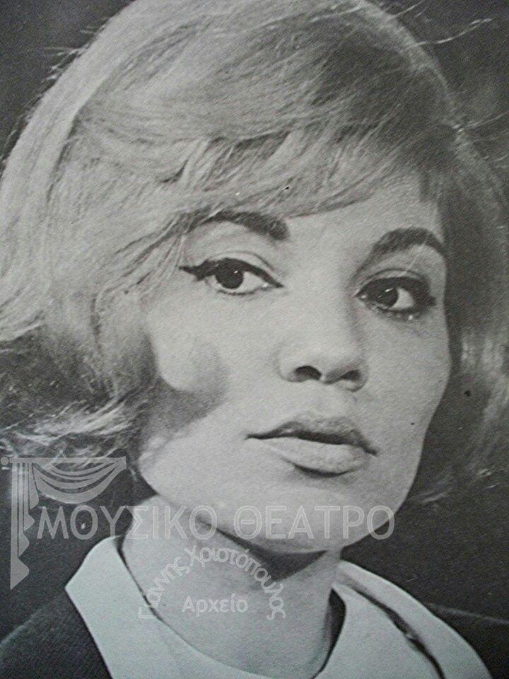 Ποτέ δεν τον είδα κοντό. Ήταν τόσο ψηλός σε αισθήματα” : Το ψεύτικο όνομα, ο γάμος με τον “κοντό” αστέρα του σινεμά, οι δηλώσεις για το ύψος του άντρα της και ο γιος τους