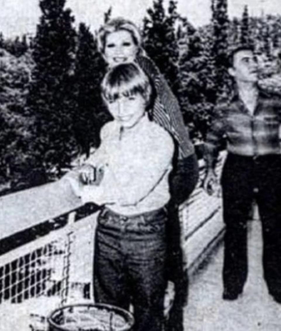 Ποτέ δεν τον είδα κοντό. Ήταν τόσο ψηλός σε αισθήματα” : Το ψεύτικο όνομα, ο γάμος με τον “κοντό” αστέρα του σινεμά, οι δηλώσεις για το ύψος του άντρα της και ο γιος τους