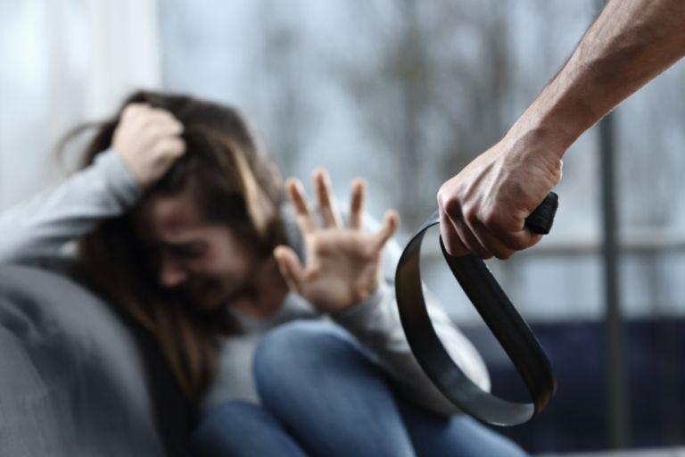 Ενδοοικογενειακή βία: Τρόποι να αναγνωρίζεις τα σημάδια και να φύγεις μακριά με ασφάλεια