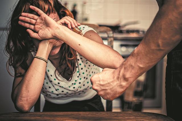 Ενδοοικογενειακή βία: Τρόποι να αναγνωρίζεις τα σημάδια και να φύγεις μακριά με ασφάλεια