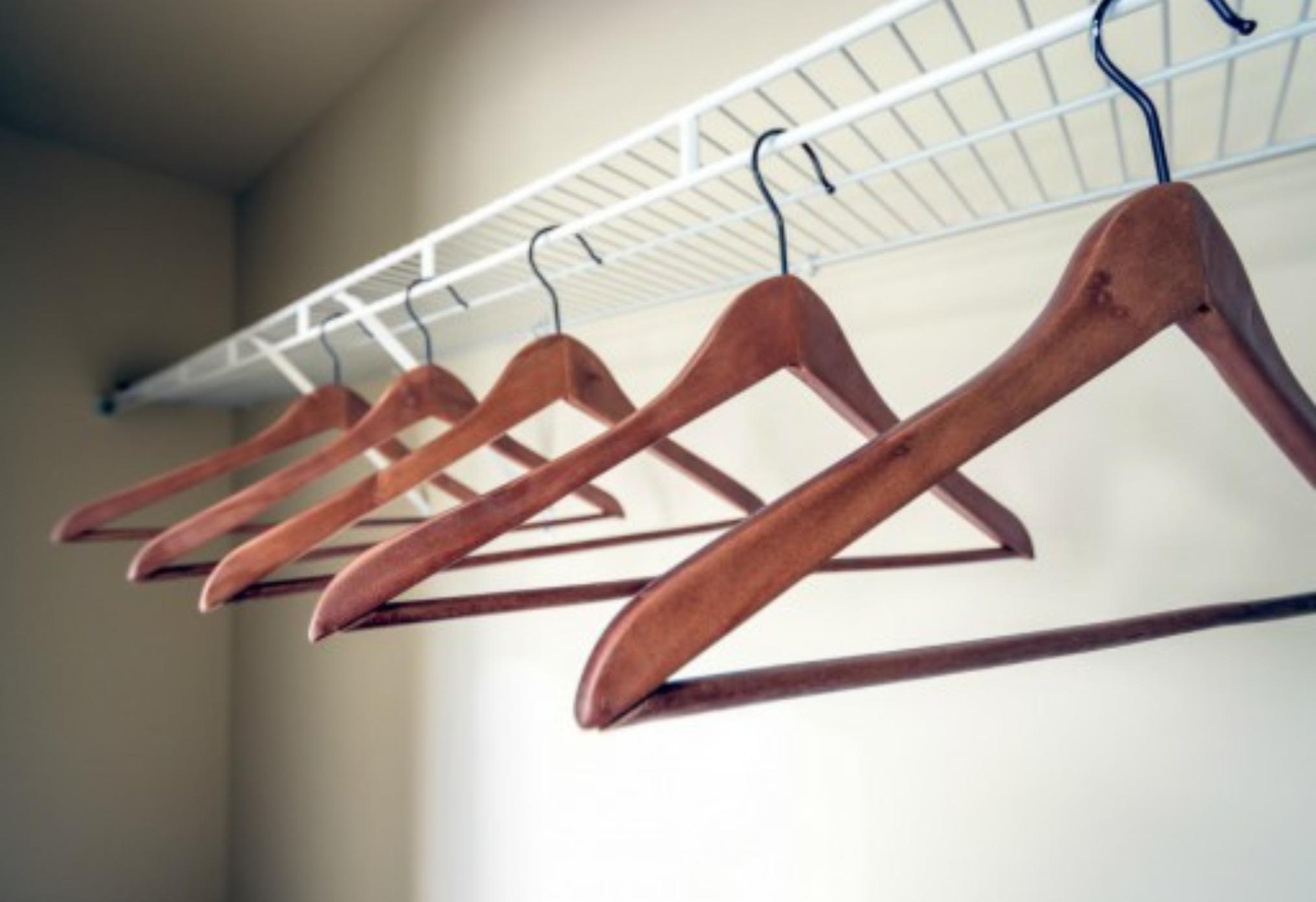 Μούχλα και υγρασία στην ντουλάπα και στον τοίχο πίσω από αυτή: Δείτε πως να απαλλαγείτε οριστικά