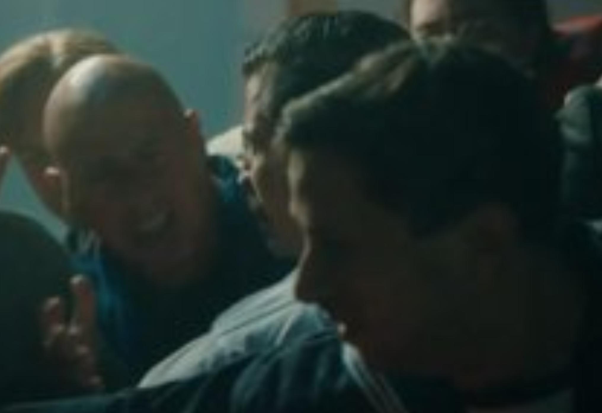 Το Ναυάγιο: Aνθρωποι παλεύουν να κρατηθούν στη ζωή καταφεύγοντας σε ακραίες πράξεις