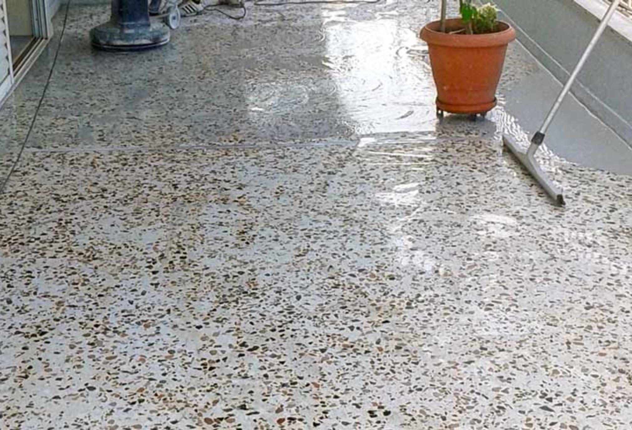 Παλιά σημάδια στίγματα και κιτρινίλες στο μωσαϊκό: Κάντε το να γυαλίζει σαν καινούριο με φυσικό τρόπο. 