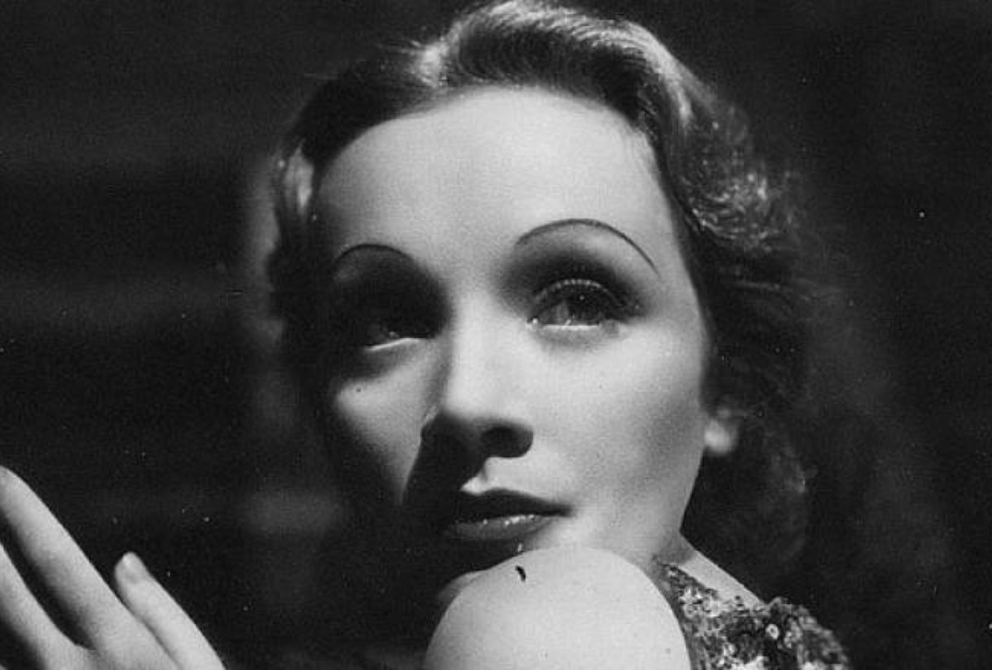 Marlene Dietrich: Η ιστορία της πιο μοιραίας γυναίκας του παγκόσμιού κινηματογράφου που πολέμησε τον ναζισμό