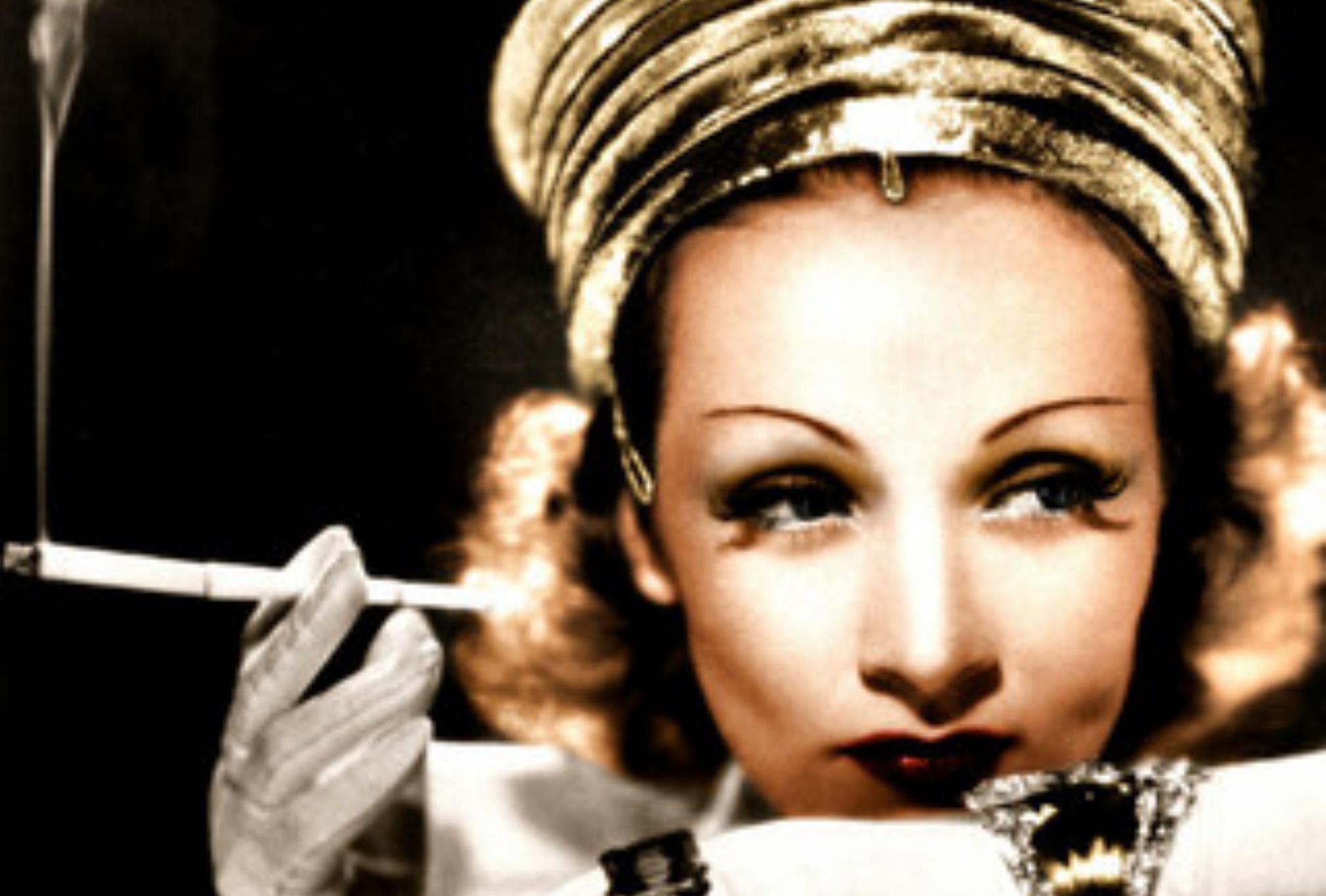 Marlene Dietrich: Η ιστορία της πιο μοιραίας γυναίκας του παγκόσμιού κινηματογράφου που πολέμησε τον ναζισμό