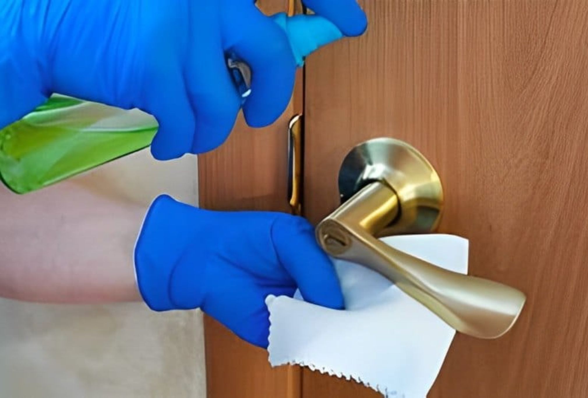 Δαχτυλιές σκόνη και μικρόβια στα πόμολα: Αυτός είναι ο πιο αποτελεσματικός τρόπος να τα καθαρίσεις σε βάθος