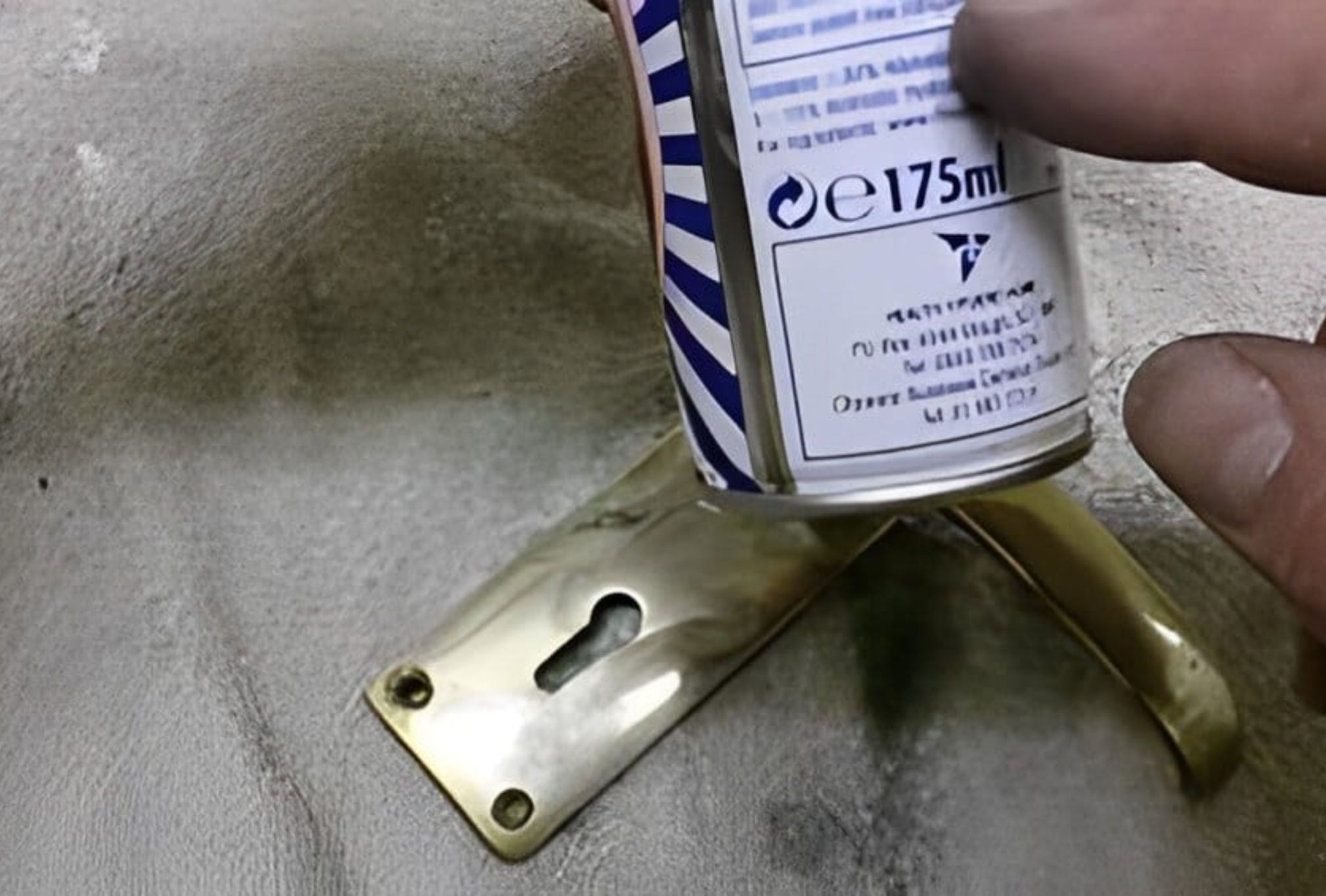 Δαχτυλιές σκόνη και μικρόβια στα πόμολα: Αυτός είναι ο πιο αποτελεσματικός τρόπος να τα καθαρίσεις σε βάθος