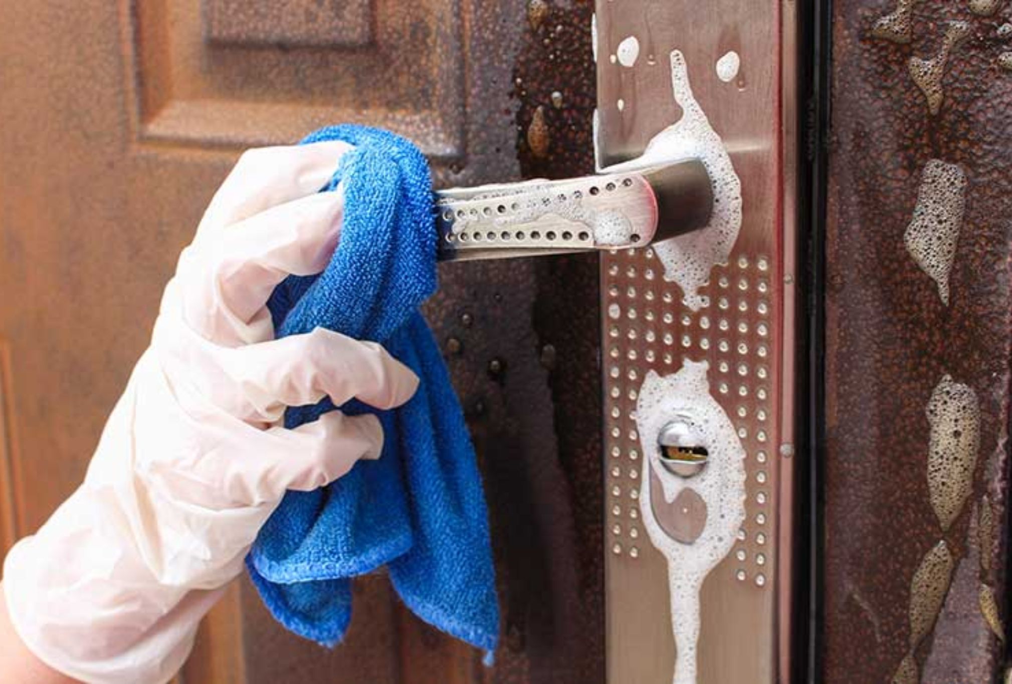 Δαχτυλιές σκόνη και μικρόβια στα πόμολα: Αυτός είναι ο πιο αποτελεσματικός τρόπος να τα καθαρίσεις σε βάθος