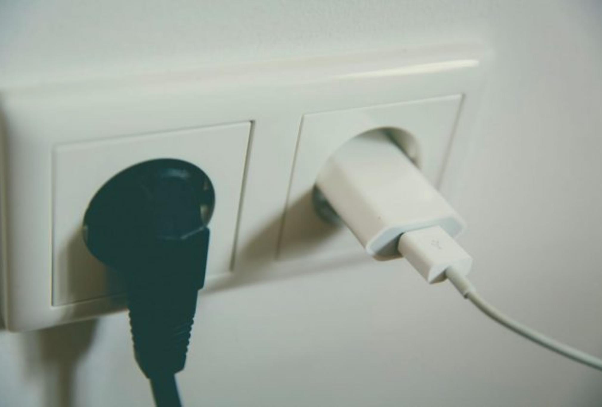 Κιτρινίλες από συσσωρευμένη βρωμιά σκόνη και νικοτίνη σε διακόπτες και πρίζες: Tips να γίνουν ξανά λευκά σαν καινούργια