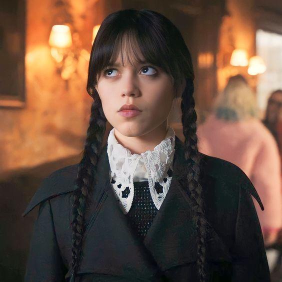 Wednesday χτένισμα: 15 ιδέες με το χτένισμα της κορυφαίας σειράς του Netflix για να υιοθετήσεις