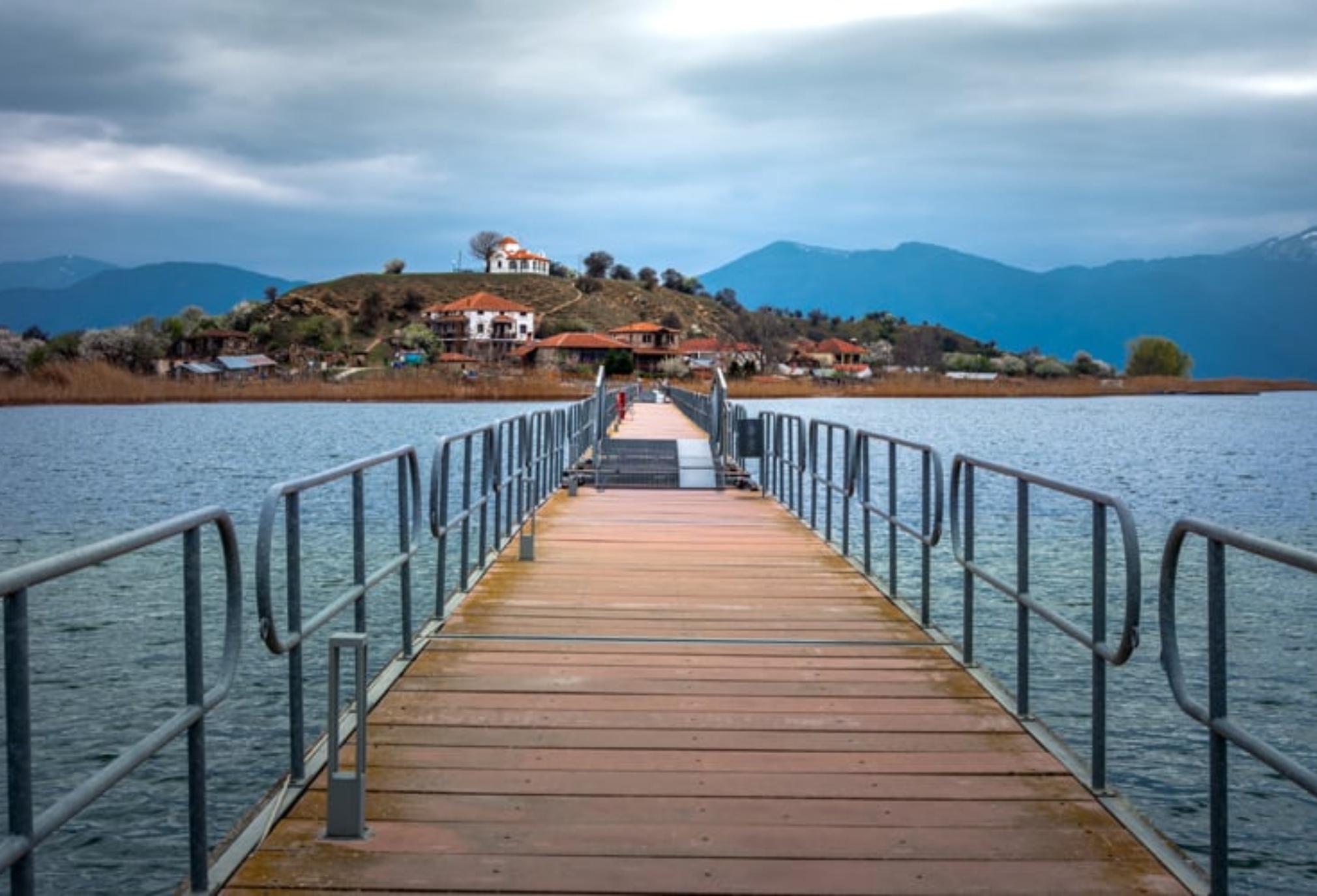 Πρέσπες – Άγιος Αχίλλειος: Η ιστορία και ο Θρύλος για το μικροσκοπικό νησάκι που «πλέει» πάνω στη λίμνη και μοιάζει σαν μαγικό