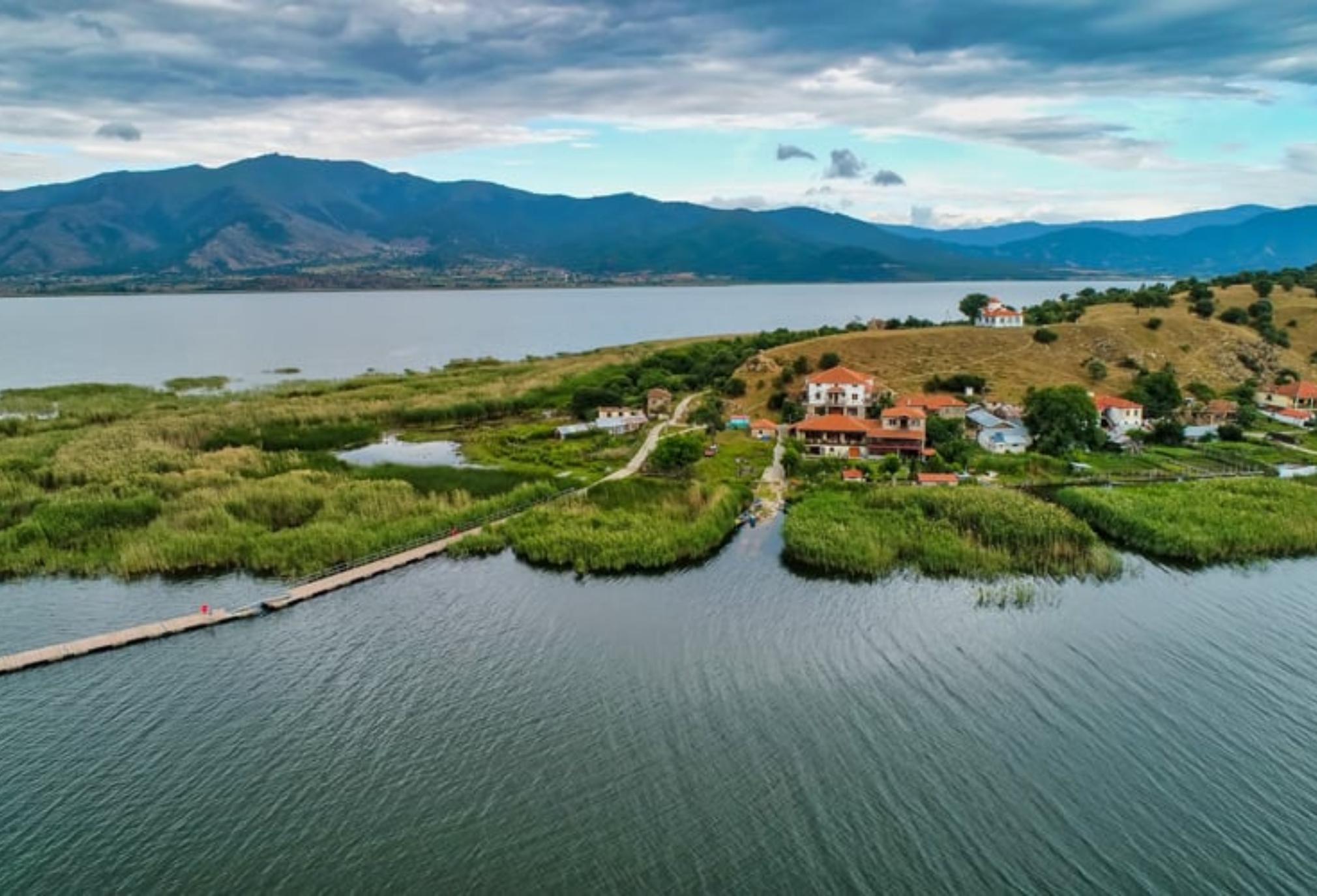 Πρέσπες – Άγιος Αχίλλειος: Η ιστορία και ο Θρύλος για το μικροσκοπικό νησάκι που «πλέει» πάνω στη λίμνη και μοιάζει σαν μαγικό