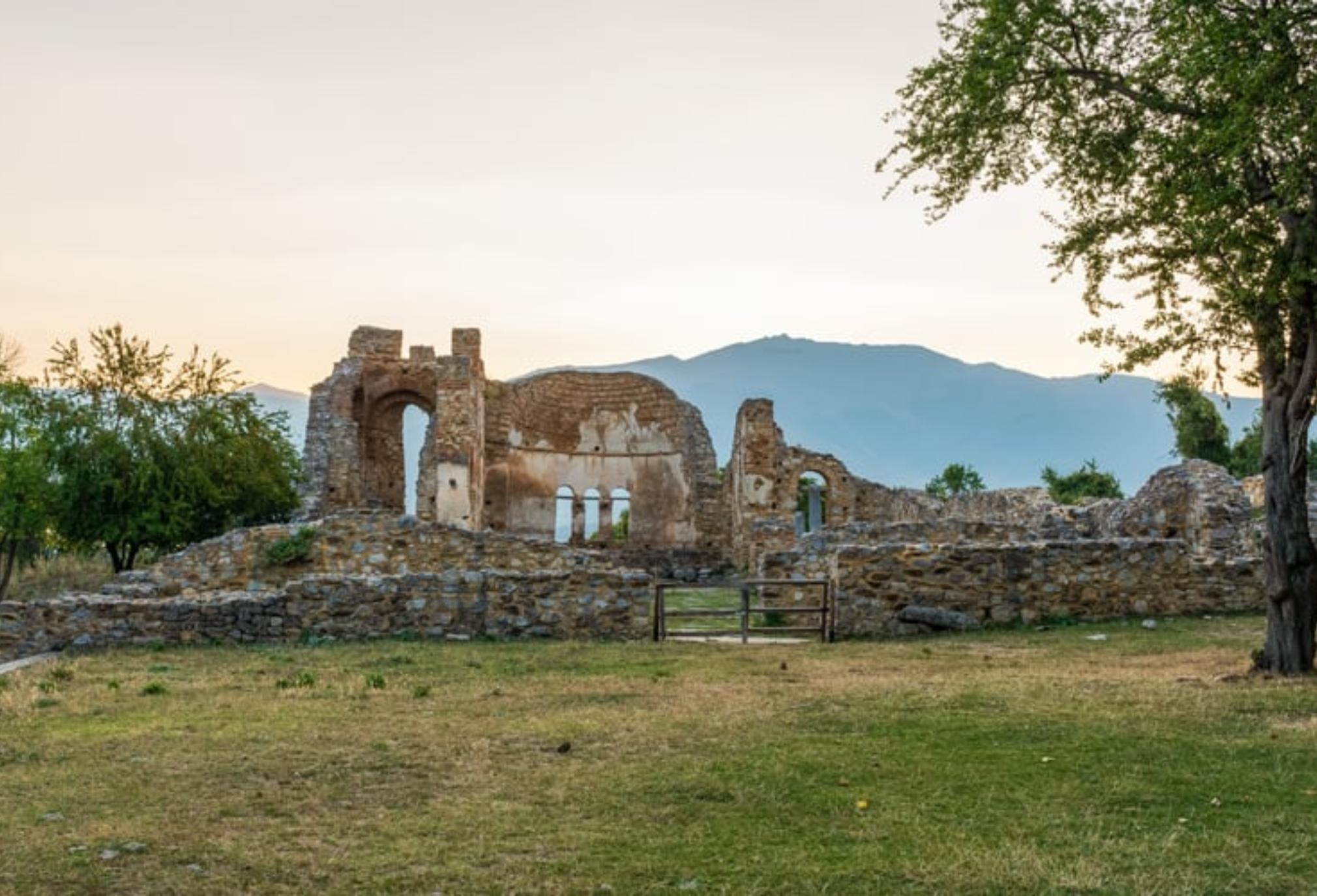 Πρέσπες – Άγιος Αχίλλειος: Η ιστορία και ο Θρύλος για το μικροσκοπικό νησάκι που «πλέει» πάνω στη λίμνη και μοιάζει σαν μαγικό