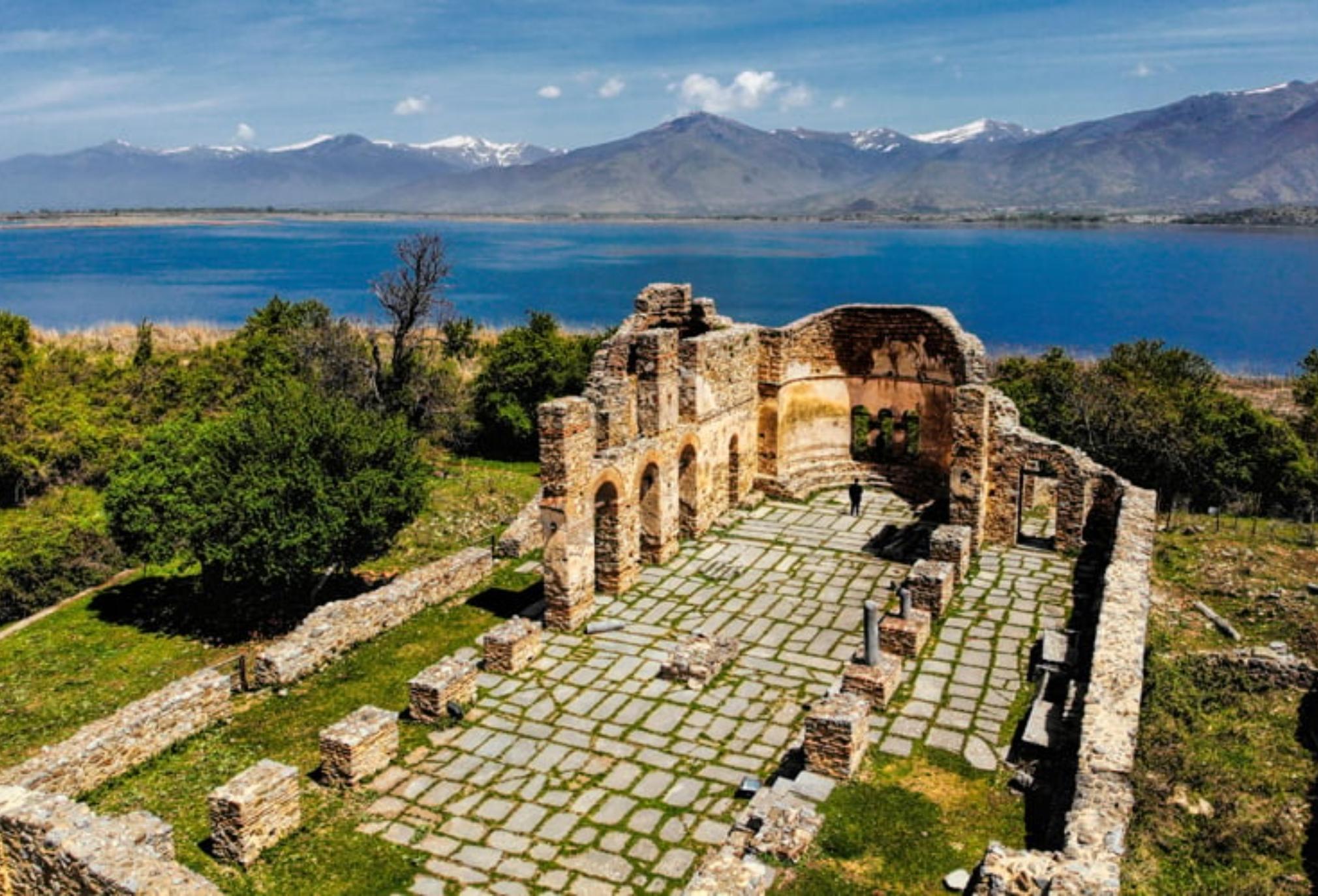 Πρέσπες – Άγιος Αχίλλειος: Η ιστορία και ο Θρύλος για το μικροσκοπικό νησάκι που «πλέει» πάνω στη λίμνη και μοιάζει σαν μαγικό