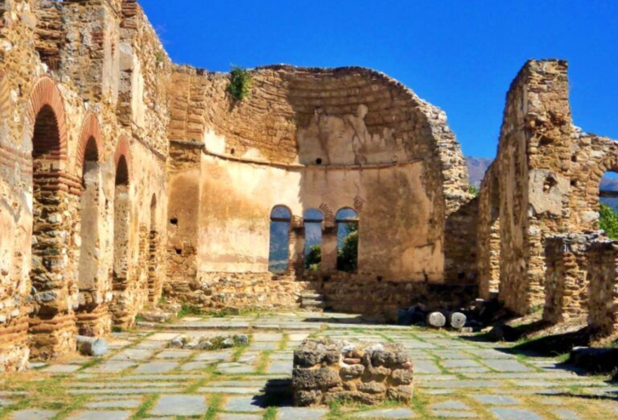 Πρέσπες – Άγιος Αχίλλειος: Η ιστορία και ο Θρύλος για το μικροσκοπικό νησάκι που «πλέει» πάνω στη λίμνη και μοιάζει σαν μαγικό