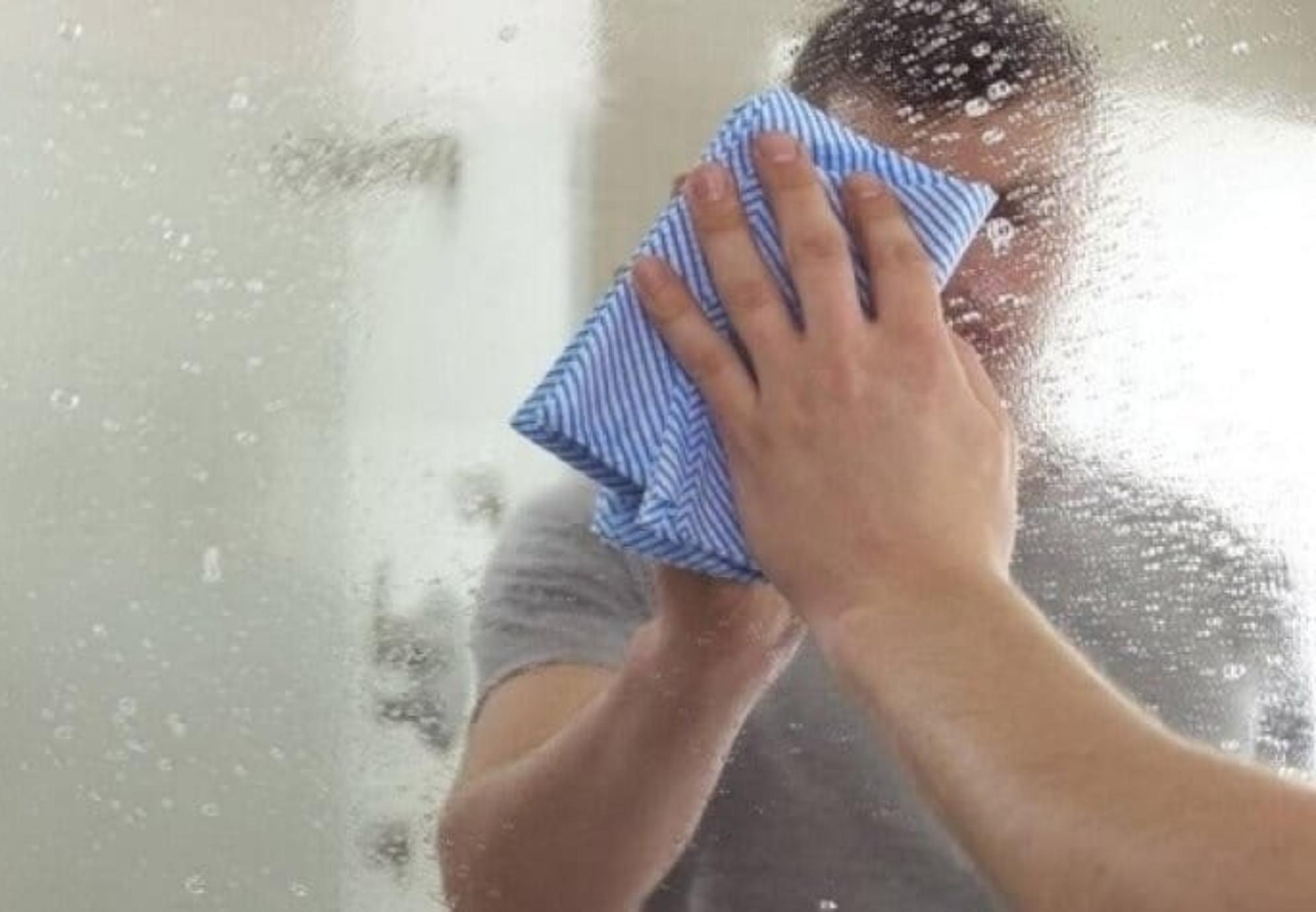 Στίγματα θαμπάδα και σκόνη στους καθρέφτες: Δείτε τους πιο αποτελεσματικούς τρόπους για να τους κάνετε πάλι να αστράφτουν