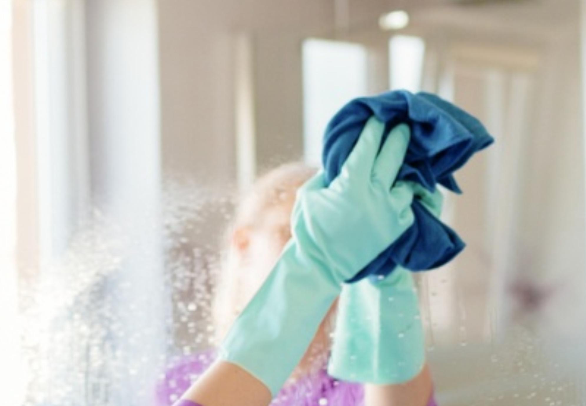 Στίγματα θαμπάδα και σκόνη στους καθρέφτες: Δείτε τους πιο αποτελεσματικούς τρόπους για να τους κάνετε πάλι να αστράφτουν