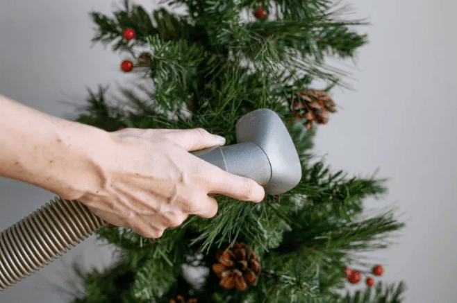 Χριστούγεννα 2023: Clean tips για το Χριστουγεννιάτικο δέντρο, τις γιρλάντες και τη φάτνη