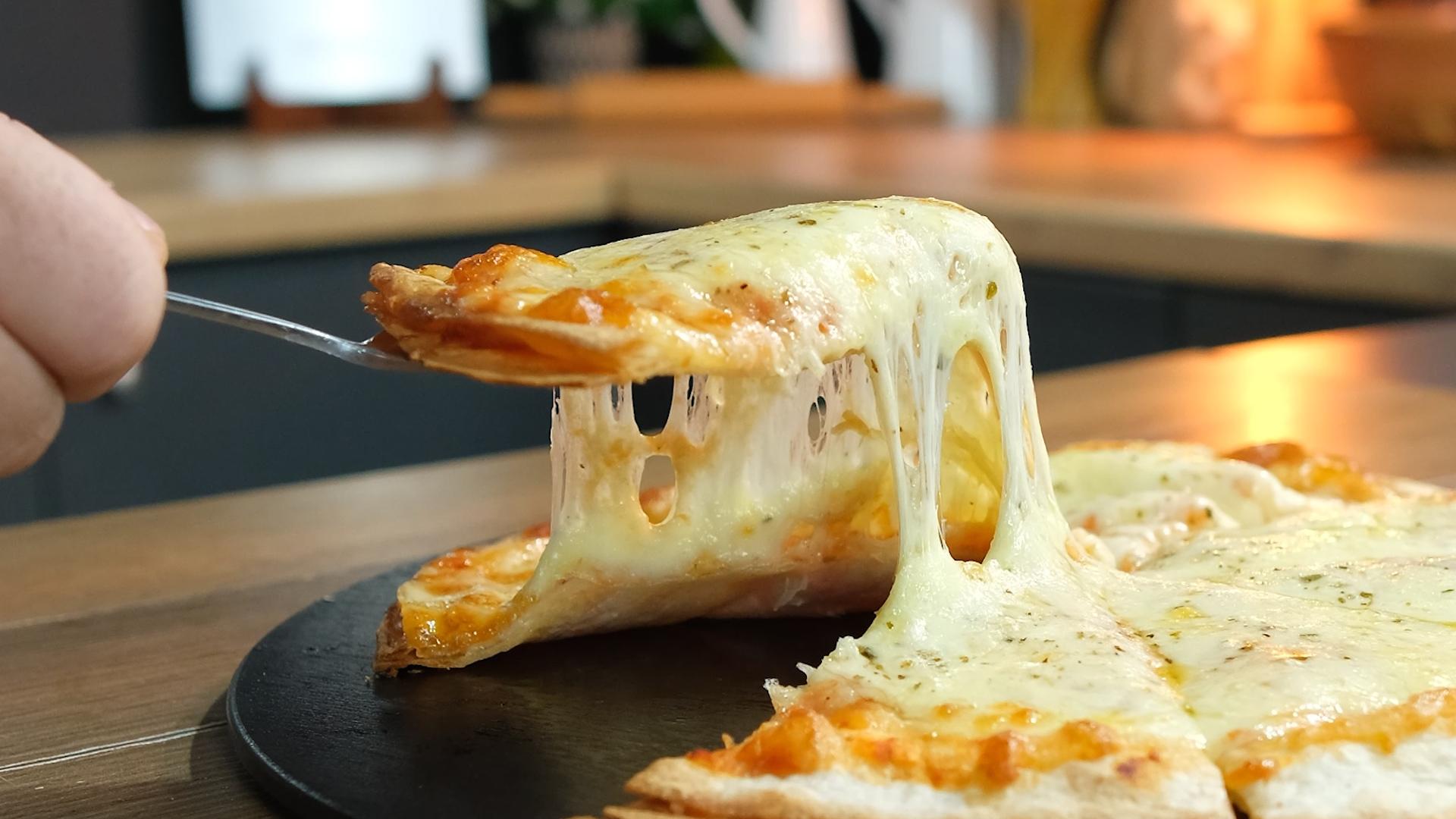 πίτσα-μαργαρίτα-με-τορτίγιες-συνταγή- πίτσα-μαργαρίτα-με-τορτίγιες-συνταγή-