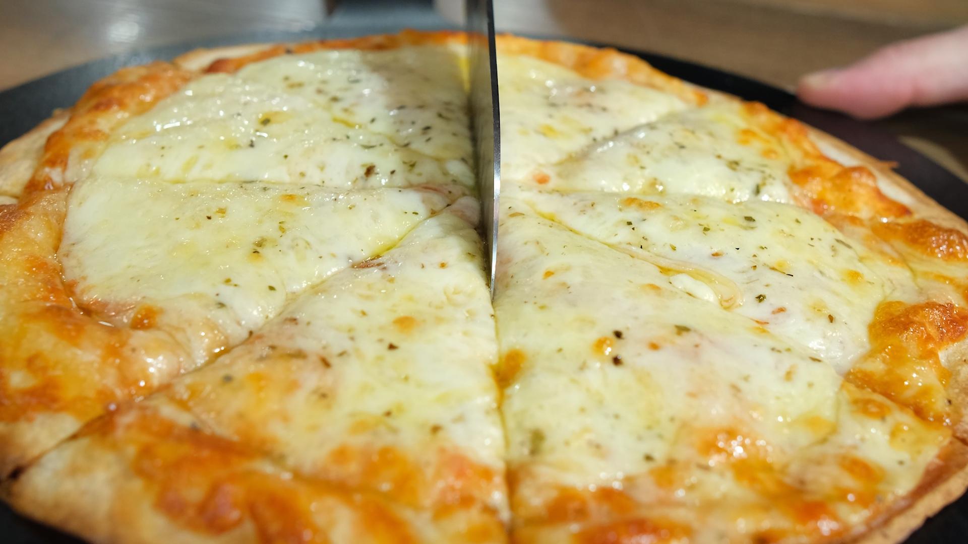 πίτσα-μαργαρίτα-με-τορτίγιες-συνταγή- πίτσα-μαργαρίτα-με-τορτίγιες-συνταγή-