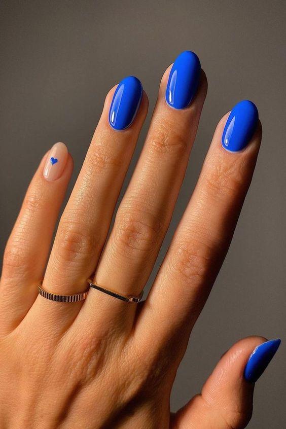 βαθύ μπλε-νύχια-με-καρδούλες-ιδέες- βαθύ μπλε-νύχια-με-καρδούλες-ιδέες-