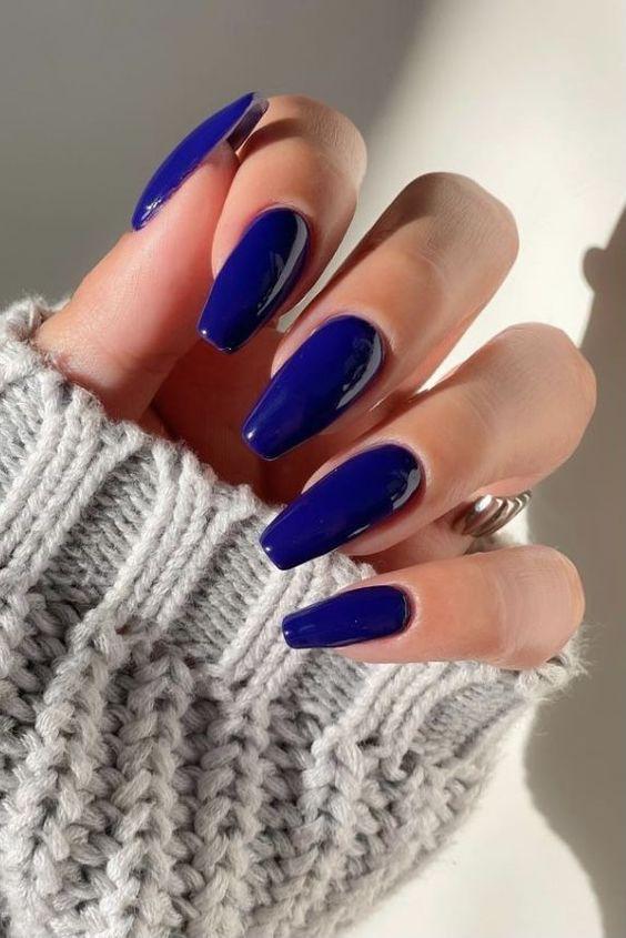 ιδέες-για-νύχια-σε-βαθύ μπλε-Χειμώνας 2024- ιδέες-για-νύχια-σε-βαθύ μπλε-Χειμώνας 2024-