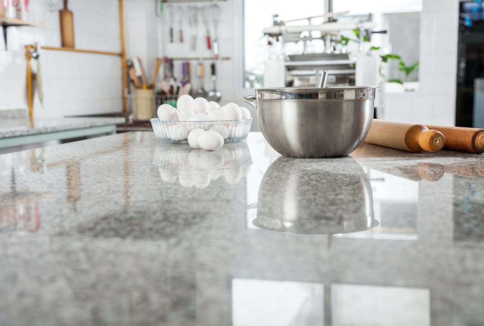 Άλατα λάδια και δύσκολοι λεκέδες από σάλτσες στον μαρμάρινο πάγκο της κουζίνας: Πως θα τον καθαρίσεις χωρίς να τον καταστρέψεις