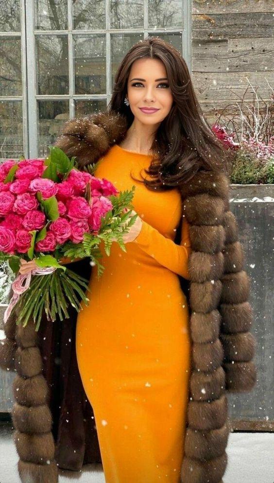 Το pencil φόρεμά της Φαίη Σκορδά είναι αυτό που χρειάζεσαι για τα Χειμωνιάτικα καλέσματα