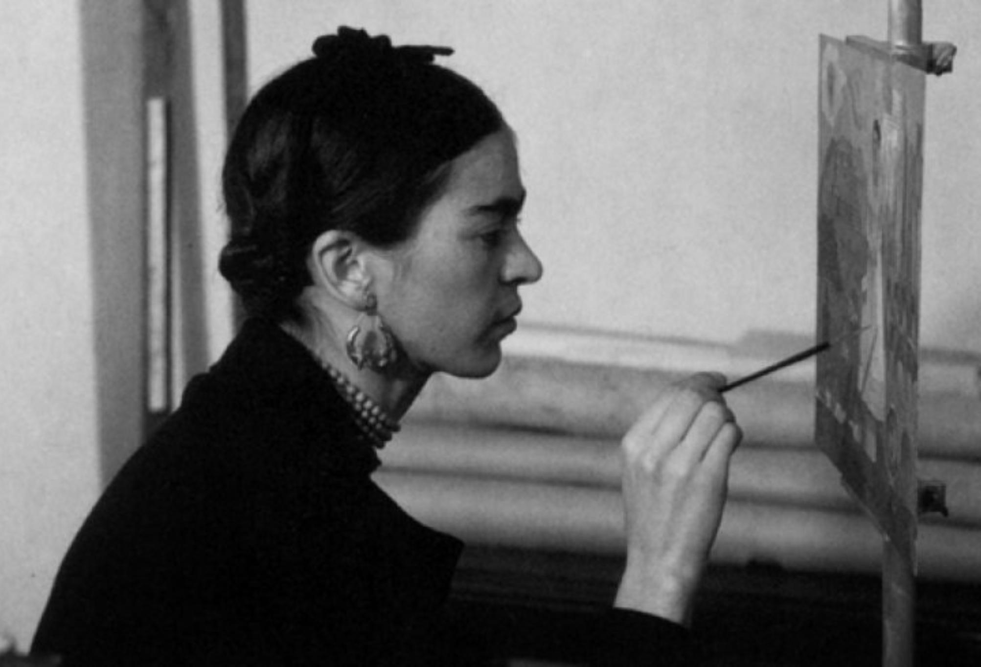 Frida Kahlo: Η θυελλώδης ζωή της σπουδαίας ζωγράφου που αγάπησε με πάθος πόνεσε και με το ταλέντο της έμεινε στην ιστορία