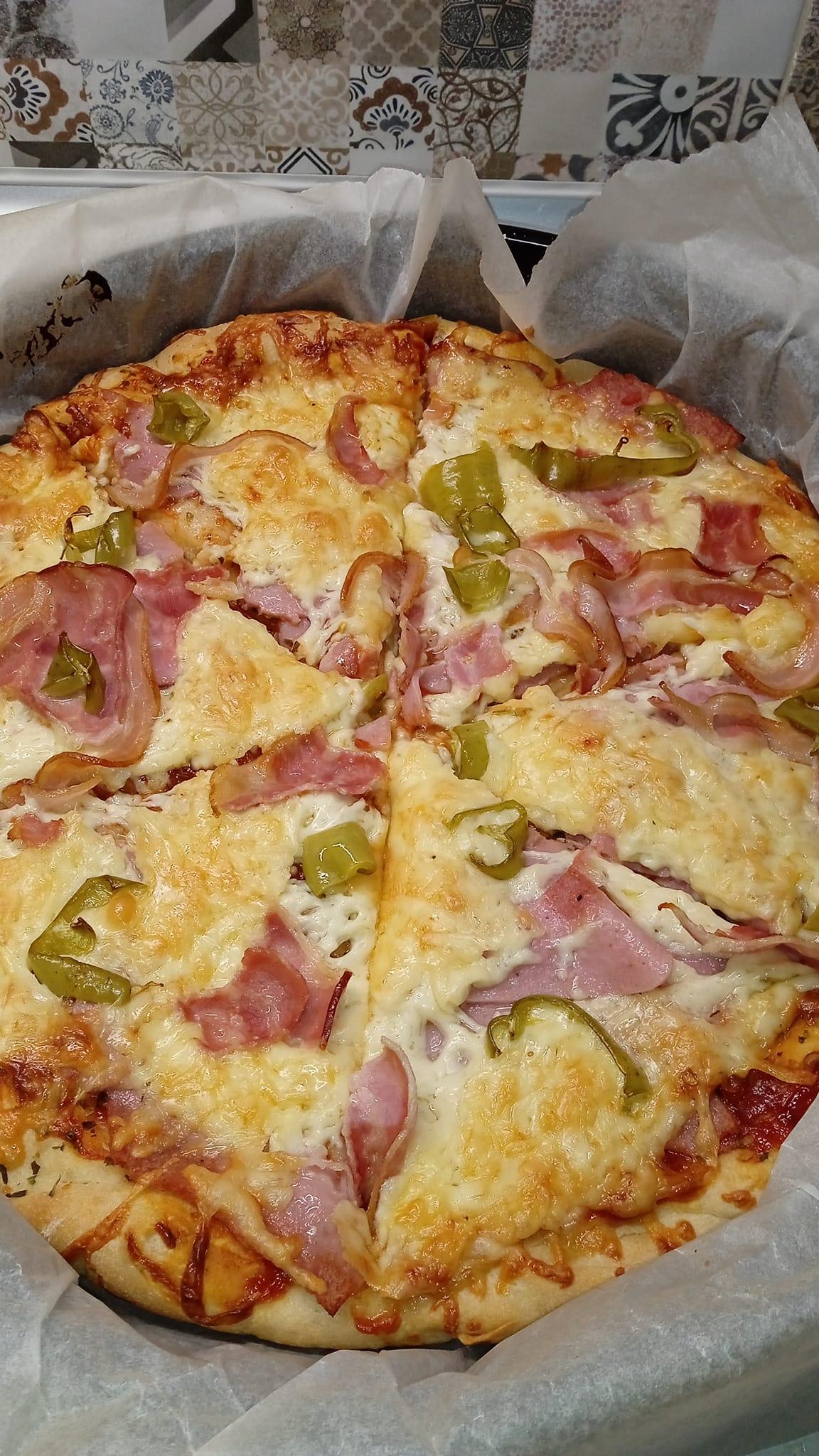 πίτσα με αλλαντικά-και-τυρί-συνταγή- πίτσα με αλλαντικά-και-τυρί-συνταγή-