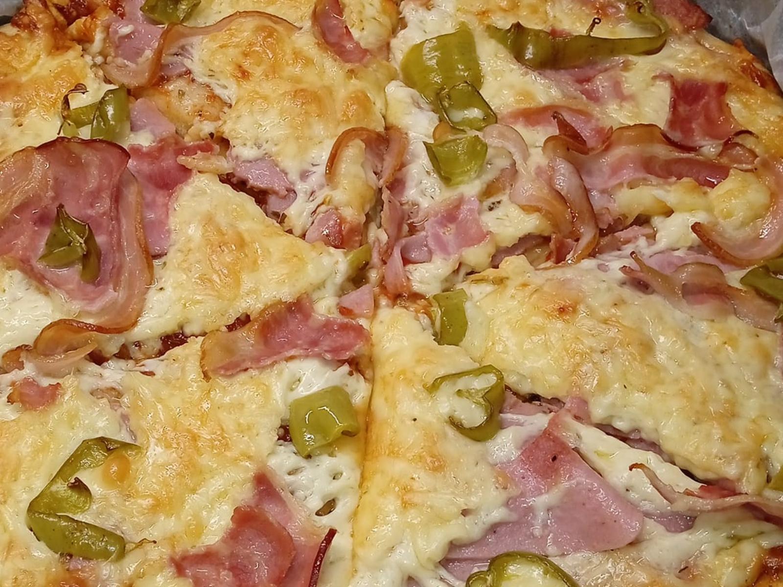 πίτσα με αλλαντικά-και-τυρί-συνταγή- πίτσα με αλλαντικά-και-τυρί-συνταγή-