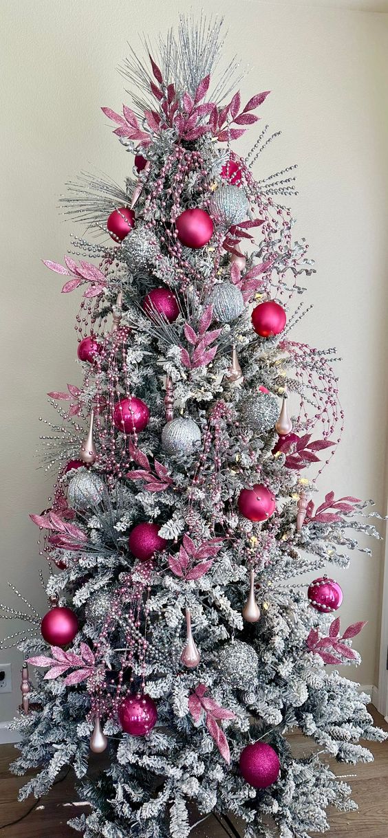 ροζ στολίδια-τάσεις-στον-στολισμό-του-Χριστουγεννιάτικου δέντρου-ιδέες-